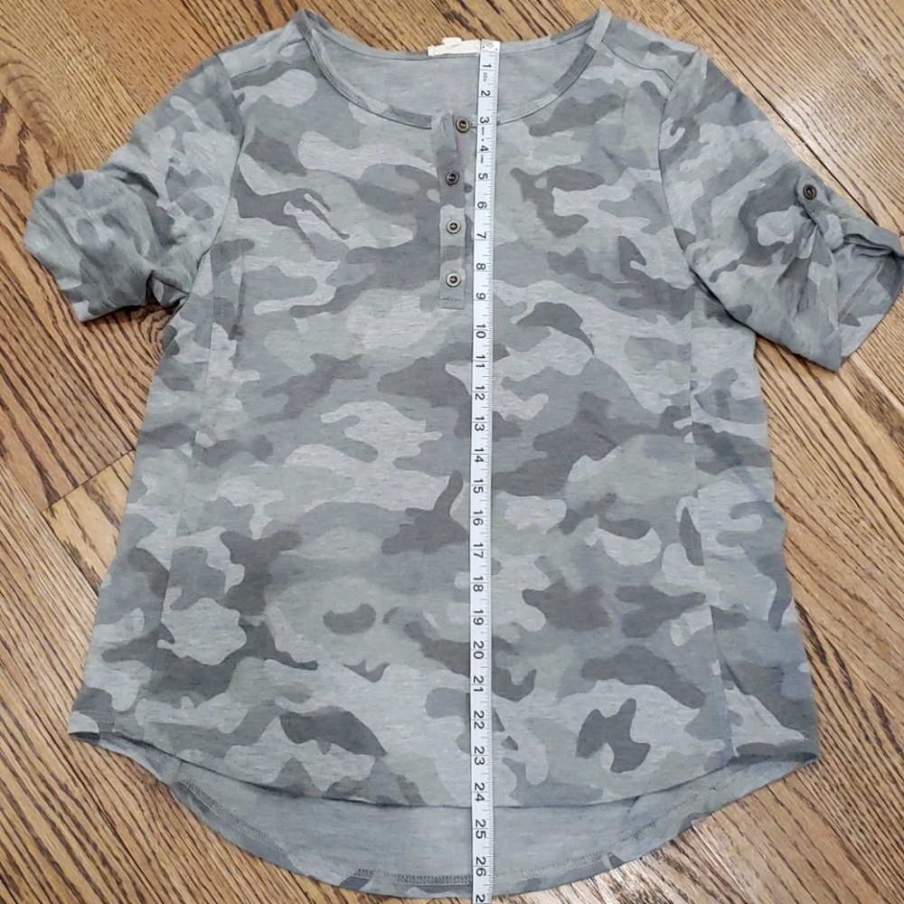 5/$25 Grey Camo tshirt with cuffed sleeves - Picture 6 of 6